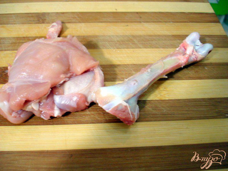 Фото приготовление рецепта: Куриные голени фаршированные фаршем и грибами шаг №8