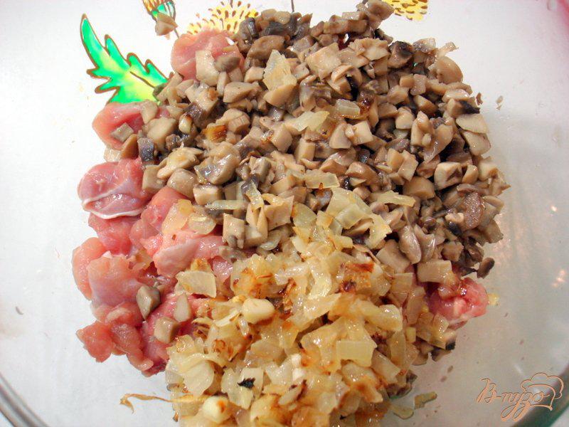 Фото приготовление рецепта: Куриные голени фаршированные фаршем и грибами шаг №10