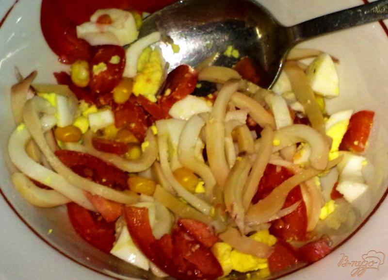 Фото приготовление рецепта: Салат с кальмарами и кукурузой шаг №5