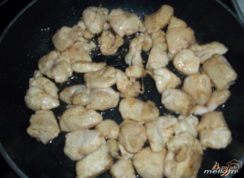 Фото приготовление рецепта: Курица в остро-сладком соусе с кунжутом шаг №2