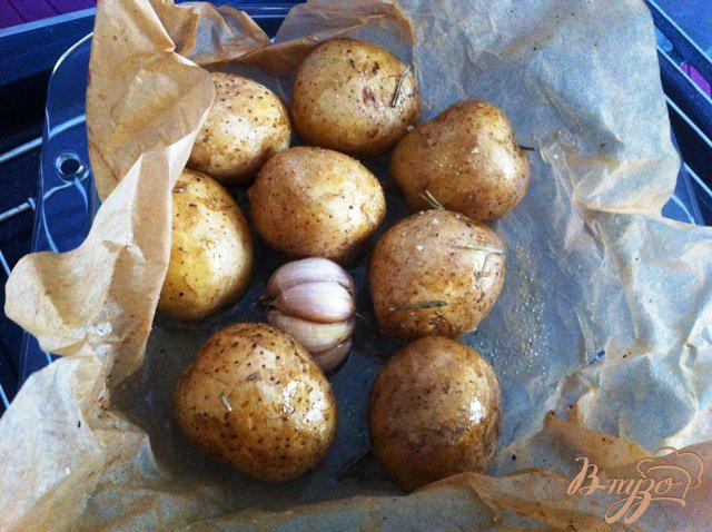Фото приготовление рецепта: Картофель запеченный  в пергаменте шаг №6