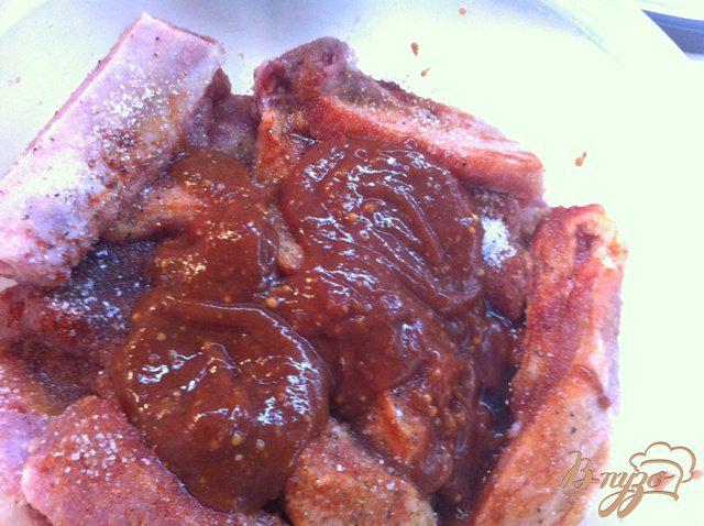 Фото приготовление рецепта: Свиные ребра в кисло-сладком маринаде с картофелем шаг №6