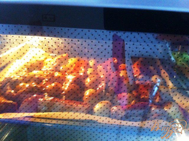 Фото приготовление рецепта: Свиные ребра в кисло-сладком маринаде с картофелем шаг №13