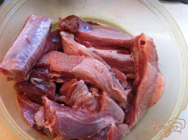 Фото приготовление рецепта: Свиные ребра в кисло-сладком маринаде с картофелем шаг №3
