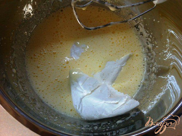 Фото приготовление рецепта: Творожный пудинг с клубничным соусом шаг №2