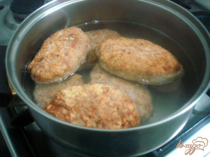 Фото приготовление рецепта: Котлеты с картофелем в соусе шаг №9