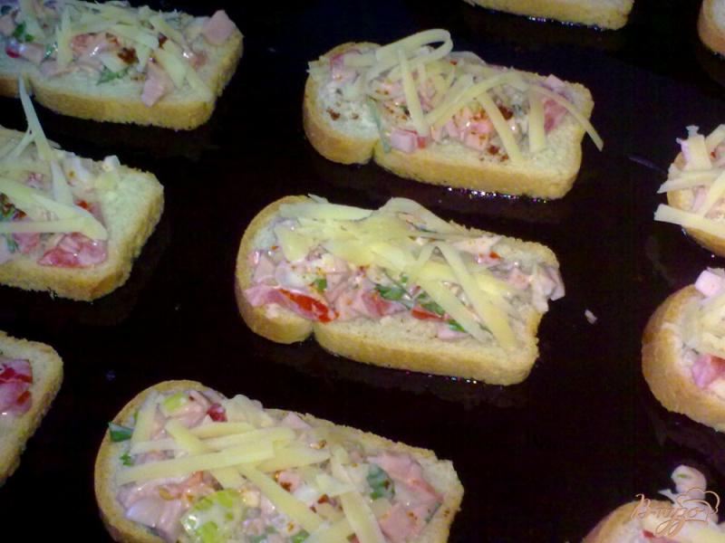 Фото приготовление рецепта: Горячие бутерброды «Сытные» шаг №7