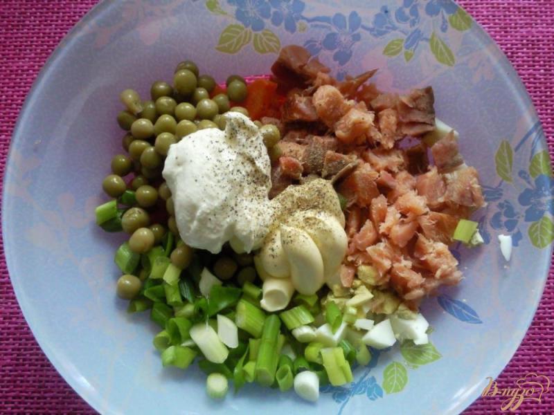 Фото приготовление рецепта: Салат с копченой красной рыбой шаг №3