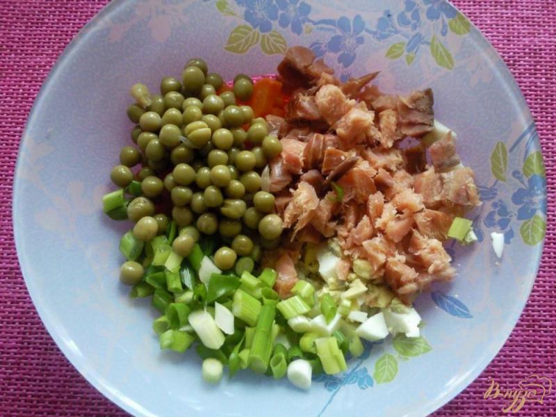 Фото приготовление рецепта: Салат с копченой красной рыбой шаг №2