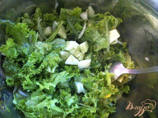 Фото приготовление рецепта: Салат с овощами, семгой и водорослями чука шаг №7