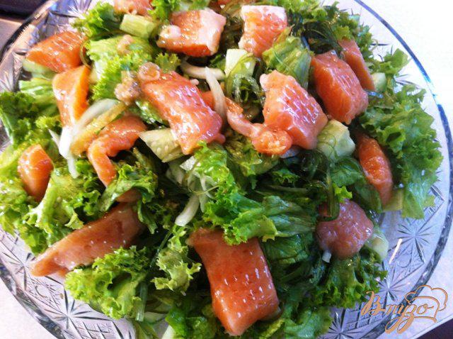Фото приготовление рецепта: Салат с овощами, семгой и водорослями чука шаг №12