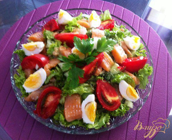 Фото приготовление рецепта: Салат с овощами, семгой и водорослями чука шаг №13