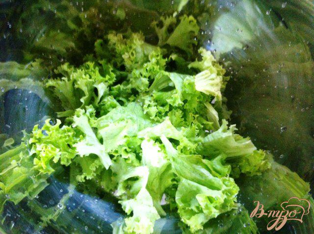 Фото приготовление рецепта: Салат с овощами, семгой и водорослями чука шаг №2