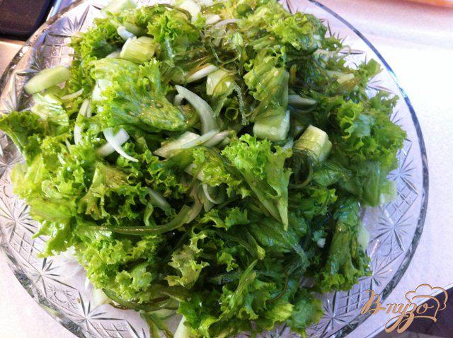 Фото приготовление рецепта: Салат с овощами, семгой и водорослями чука шаг №11