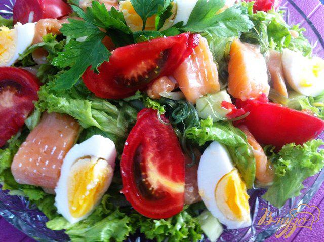Фото приготовление рецепта: Салат с овощами, семгой и водорослями чука шаг №14