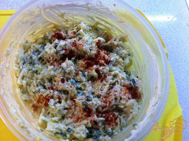 Фото приготовление рецепта: Сырный салат в пшеничной лепешке шаг №5