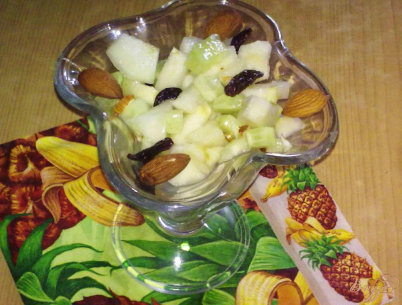 Фото приготовление рецепта: Салат с огурцами и грушей шаг №5