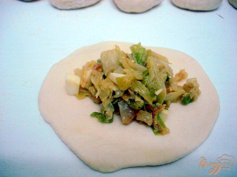 Фото приготовление рецепта: Пирожки со свежей капустой шаг №7
