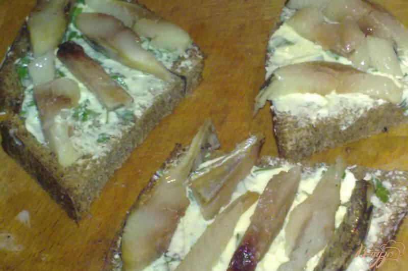 Фото приготовление рецепта: Бутерброды с сельдью шаг №5