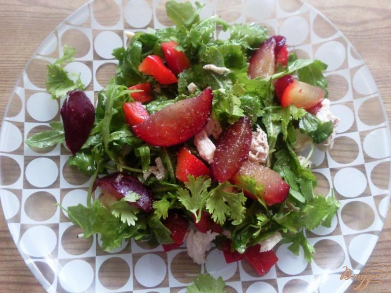 Фото приготовление рецепта: Салат с куриной грудкой и сливами шаг №4