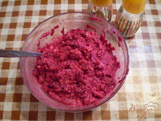 Фото приготовление рецепта: Свекольный салат с творогом и чесноком шаг №4