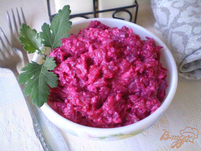Фото приготовление рецепта: Свекольный салат с творогом и чесноком шаг №5