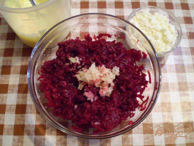 Фото приготовление рецепта: Свекольный салат с творогом и чесноком шаг №2