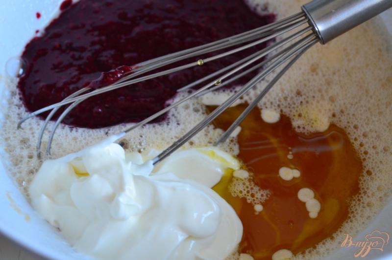 Фото приготовление рецепта: Ежевичный кекс на оливковом масле шаг №2