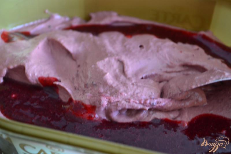 Фото приготовление рецепта: Мороженое из ежевики с шоколадной пастой шаг №6