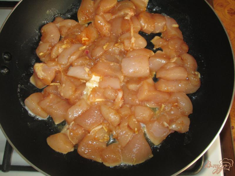 Фото приготовление рецепта: Маринованная курица в сметанном соусе шаг №5