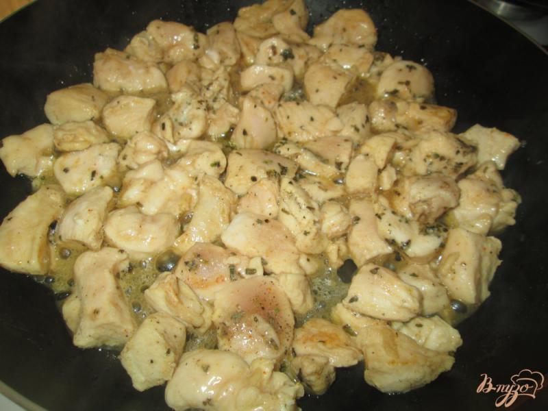 Фото приготовление рецепта: Маринованная курица в сметанном соусе шаг №7