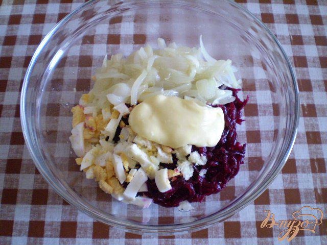 Фото приготовление рецепта: Свекольный салат с яйцом шаг №4
