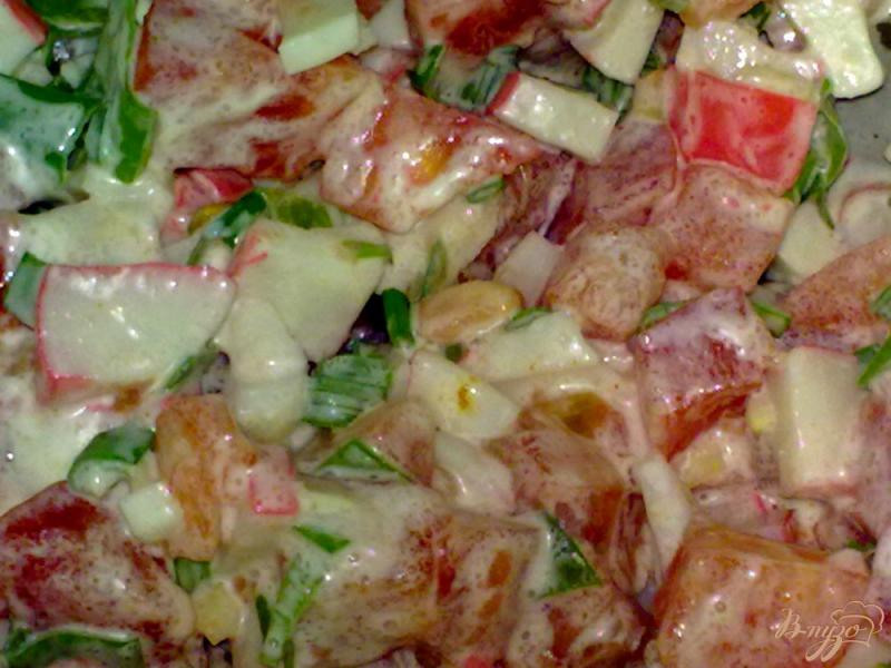 Фото приготовление рецепта: Салат с крабовым мясом и чесноком шаг №5