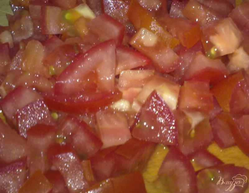 Фото приготовление рецепта: Салат с крабовым мясом и чесноком шаг №4