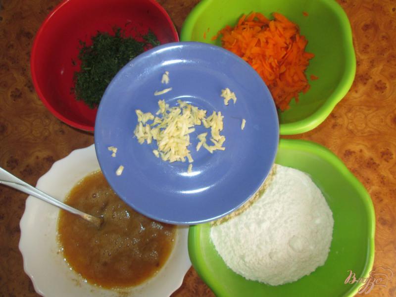 Фото приготовление рецепта: Кабачки в кляре с чесноком и морковью шаг №2