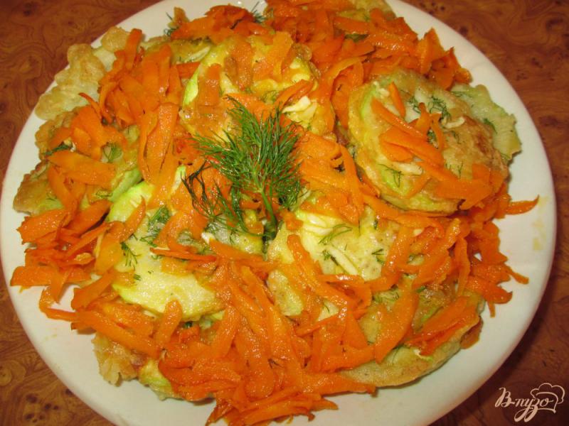 Фото приготовление рецепта: Кабачки в кляре с чесноком и морковью шаг №8