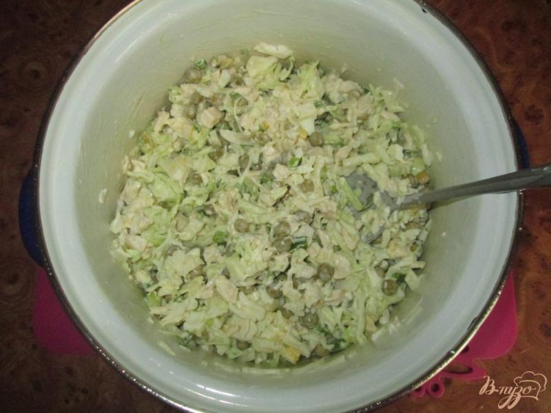 Фото приготовление рецепта: Салат с капустой, яйцом и курицей шаг №8