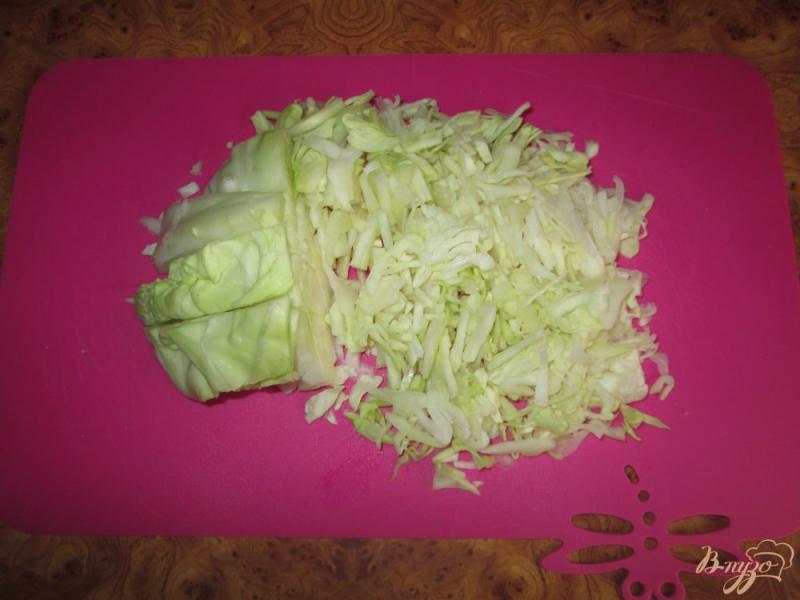 Фото приготовление рецепта: Салат с капустой, яйцом и курицей шаг №3