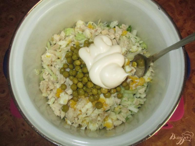 Фото приготовление рецепта: Салат с капустой, яйцом и курицей шаг №7