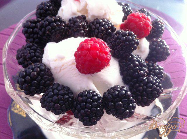 Фото приготовление рецепта: Десерт из мороженого с ягодами шаг №4