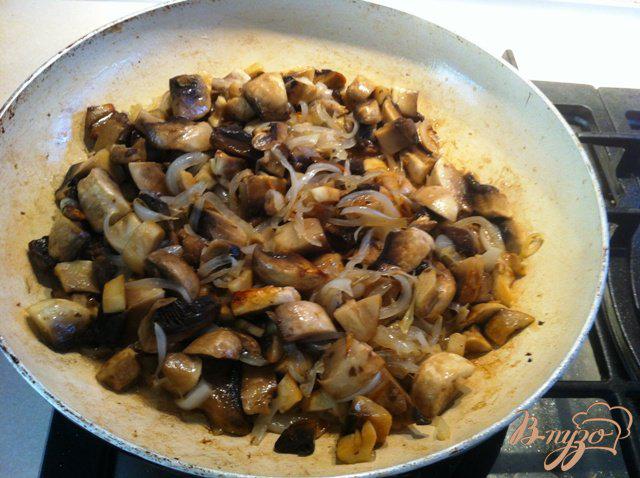 Фото приготовление рецепта: Салат птица с грибами шаг №4