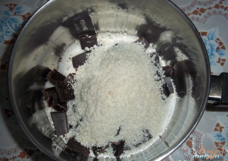 Фото приготовление рецепта: Шоколадное суфле с кокосом шаг №1