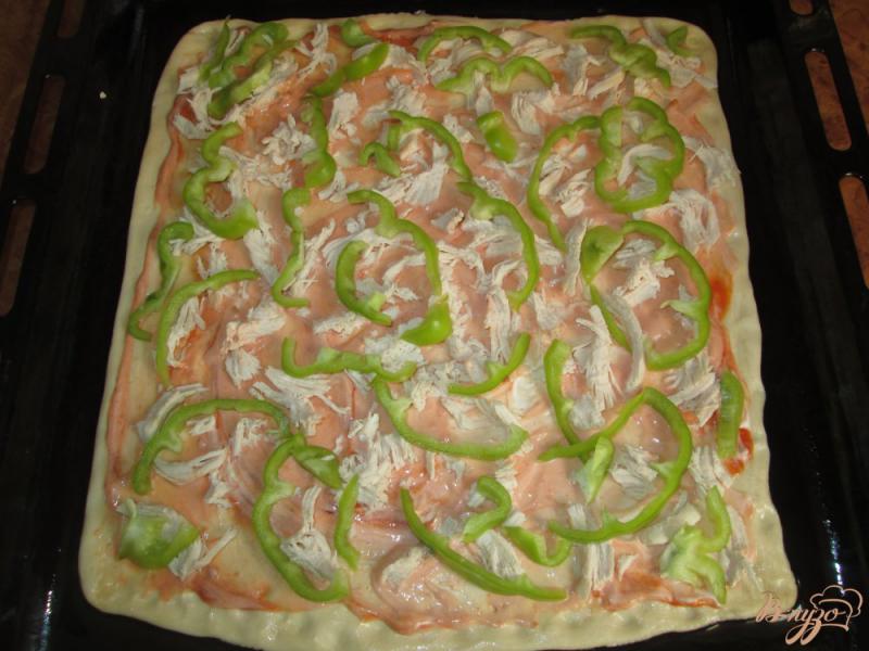 Фото приготовление рецепта: Пицца с оливками, курицей и болгарским перцем шаг №4