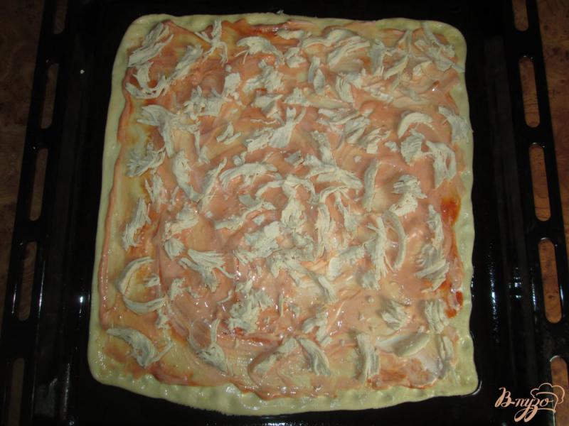 Фото приготовление рецепта: Пицца с оливками, курицей и болгарским перцем шаг №3