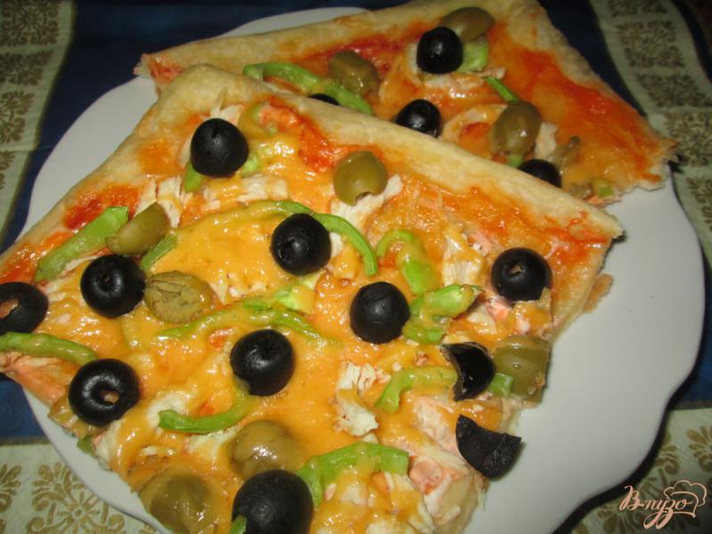Фото приготовление рецепта: Пицца с оливками, курицей и болгарским перцем шаг №10