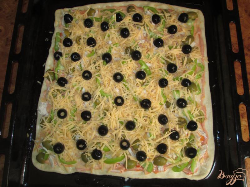 Фото приготовление рецепта: Пицца с оливками, курицей и болгарским перцем шаг №7