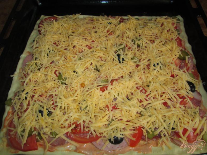 Фото приготовление рецепта: Пицца с тремя видами колбасы шаг №6