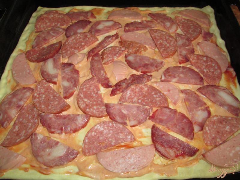 Фото приготовление рецепта: Пицца с тремя видами колбасы шаг №4