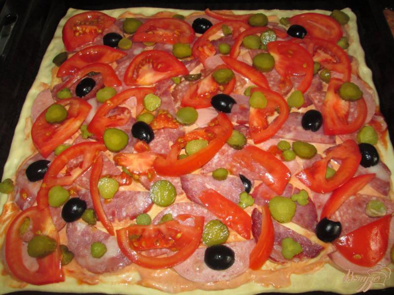 Фото приготовление рецепта: Пицца с тремя видами колбасы шаг №5