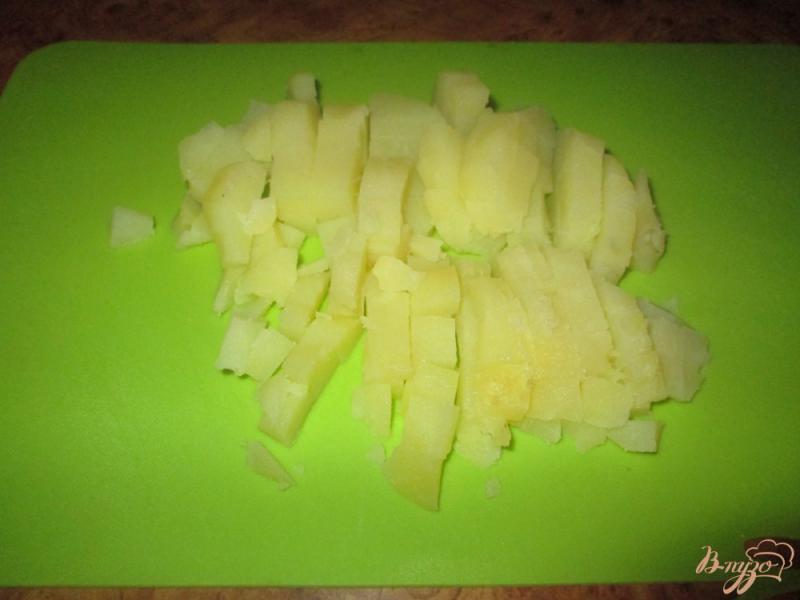 Фото приготовление рецепта: Салат с кальмаром, картофелем и зеленым горошком шаг №3